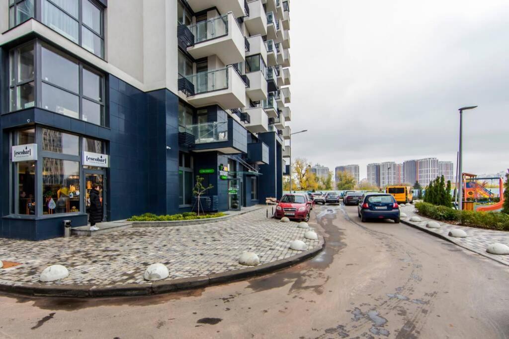 Новые Светлые Апартаменты Метро Славутич Kyiv Exterior photo