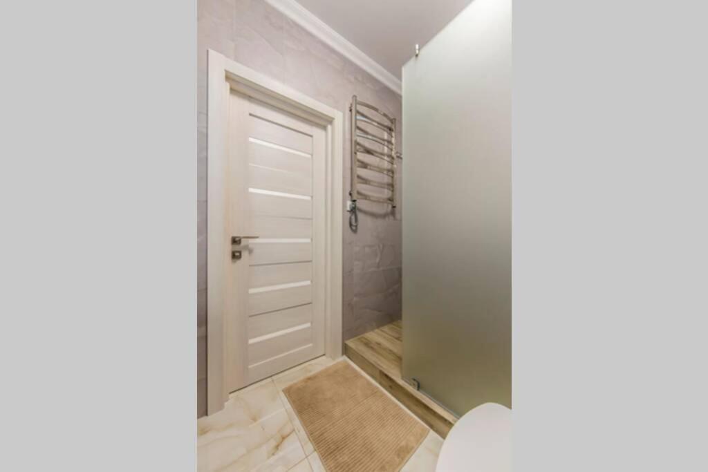 Новые Светлые Апартаменты Метро Славутич Kyiv Exterior photo