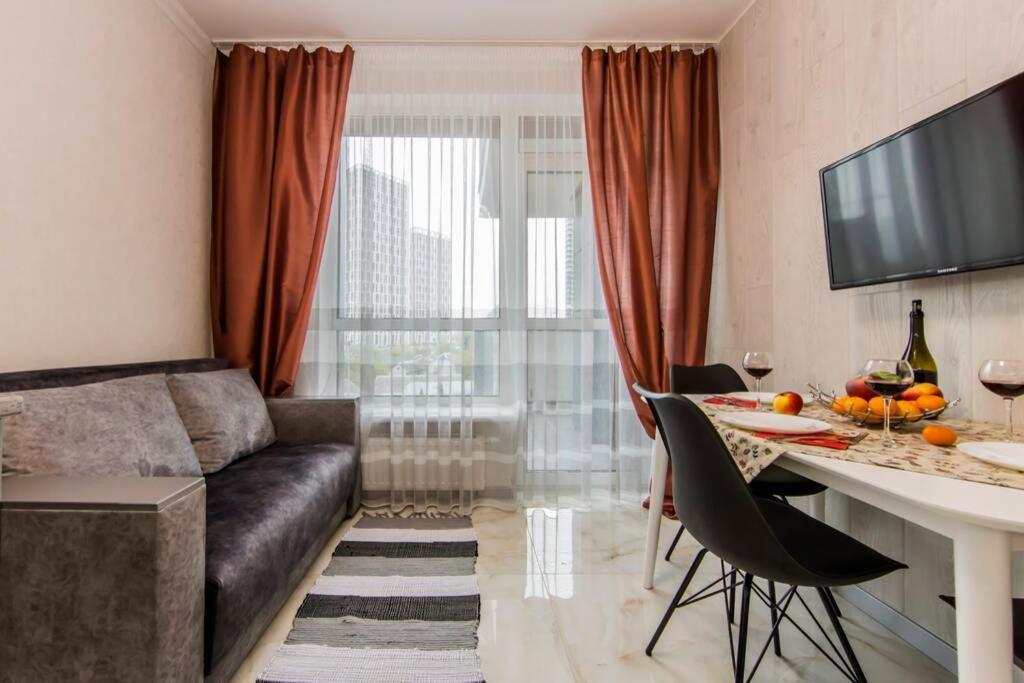 Новые Светлые Апартаменты Метро Славутич Kyiv Exterior photo