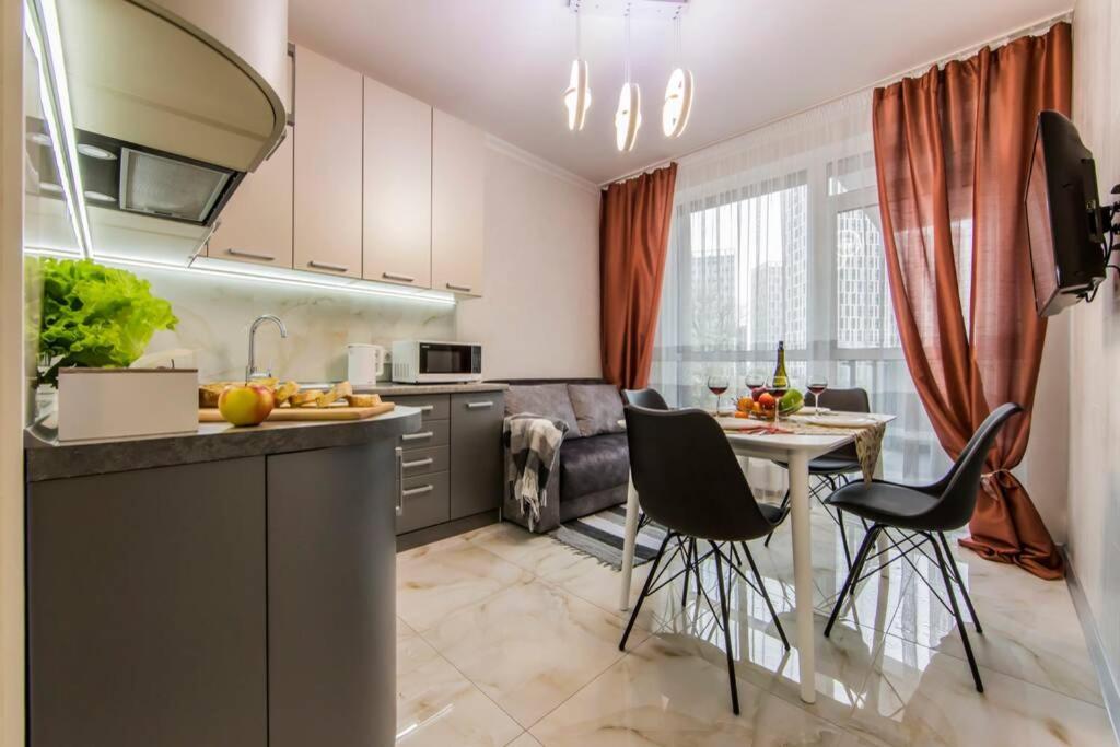 Новые Светлые Апартаменты Метро Славутич Kyiv Exterior photo