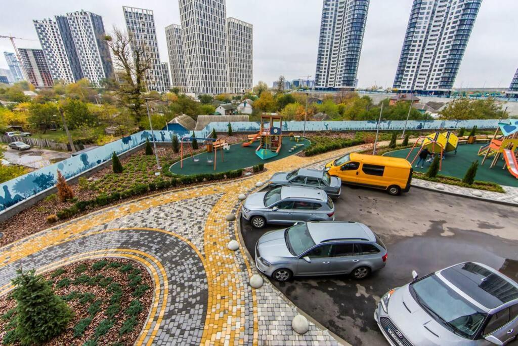 Новые Светлые Апартаменты Метро Славутич Kyiv Exterior photo