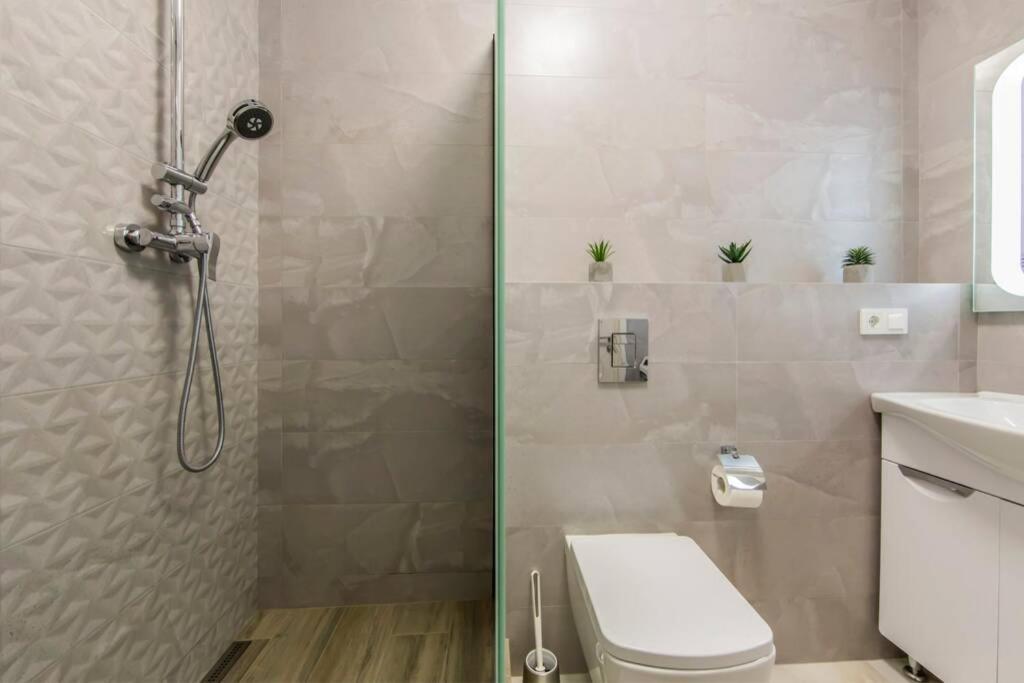 Новые Светлые Апартаменты Метро Славутич Kyiv Exterior photo