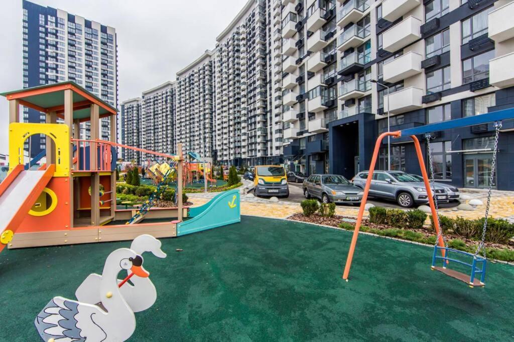 Новые Светлые Апартаменты Метро Славутич Kyiv Exterior photo